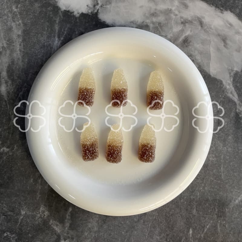 A distinctive taste sensation, oil-mixed cola bottle-shaped gummy candy